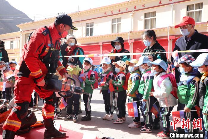 圖為消防指戰員為學生講解、演示先進救援裝備。　趙琳 攝