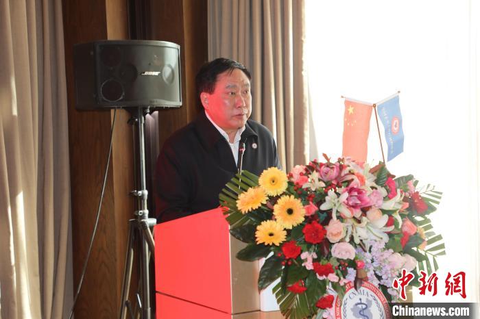 圖為中國非公立醫(yī)療機(jī)構(gòu)協(xié)會常務(wù)副會長兼秘書長郝德明致辭。　韓相澤 攝