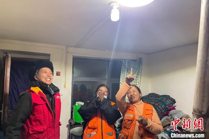 青藏公路109道班接入大網電。　 閆昱翰 　攝