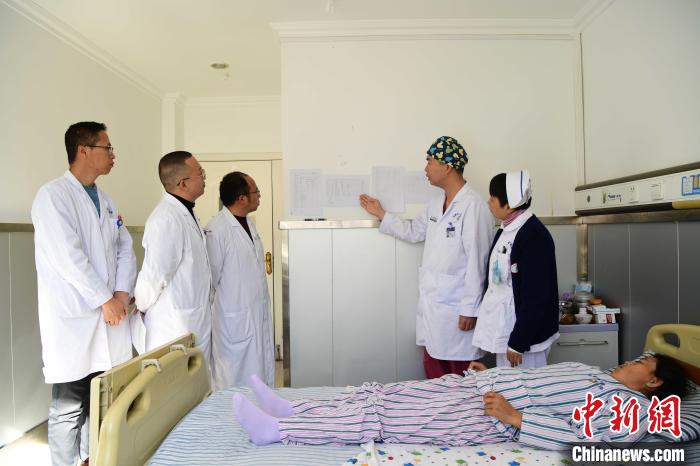 圖為何蔚副主任醫(yī)師(站右二)及團隊術后對患者的肌肉訓練、蛋白飲食等制定了每半日的康復計劃?！∝暩聛硭?攝