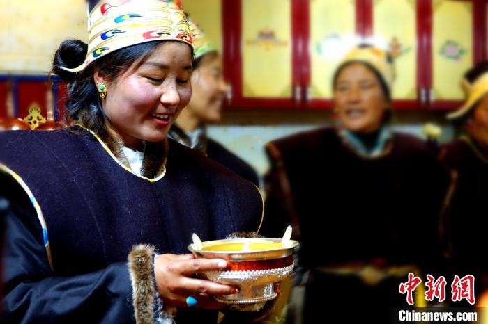 圖為藏族姑娘向客人敬酒。　冉文娟 攝