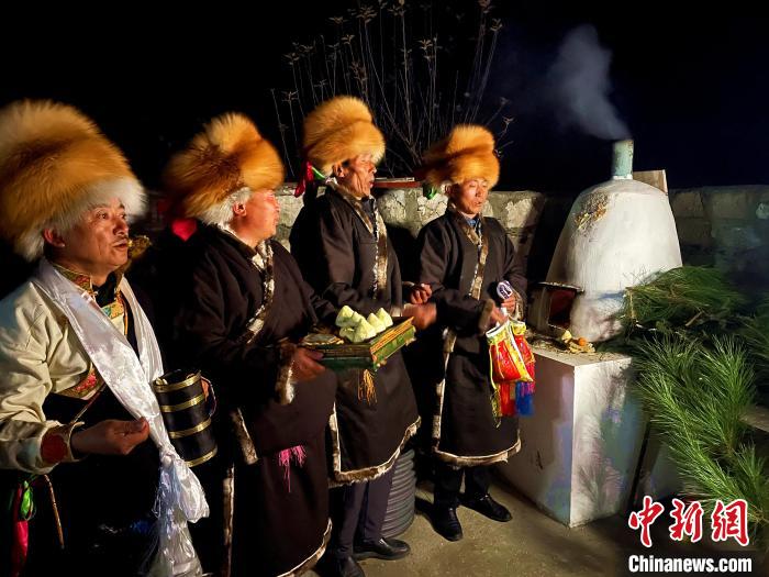 圖為除夕之夜進(jìn)行的驅(qū)鬼儀式。　冉文娟 攝