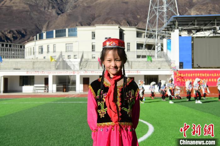 圖為加查縣安繞鎮小學回族學生馬萍。　貢嘎來松 攝