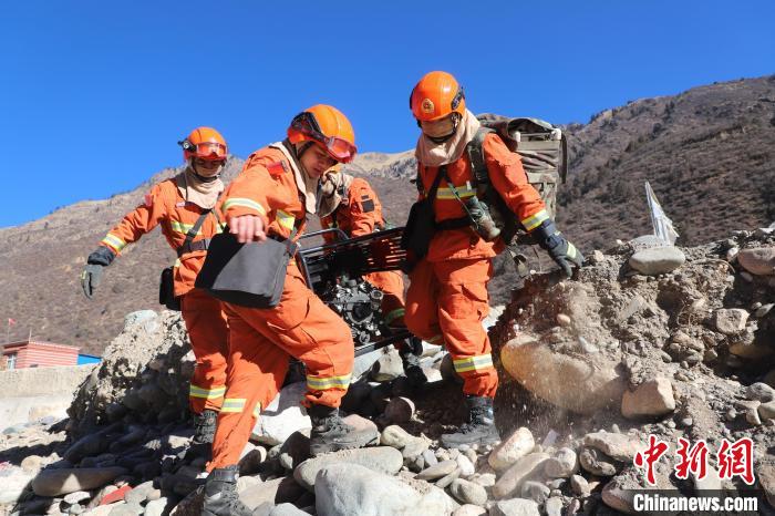 圖為參訓(xùn)消防指戰(zhàn)員密切配合進(jìn)行訓(xùn)練。　昌都市森林消防支隊(duì)江達(dá)縣中隊(duì) 攝