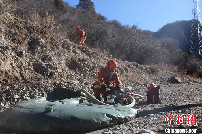 圖為參訓(xùn)消防指戰(zhàn)員架設(shè)蓄水池。　昌都市森林消防支隊(duì)江達(dá)縣中隊(duì) 攝