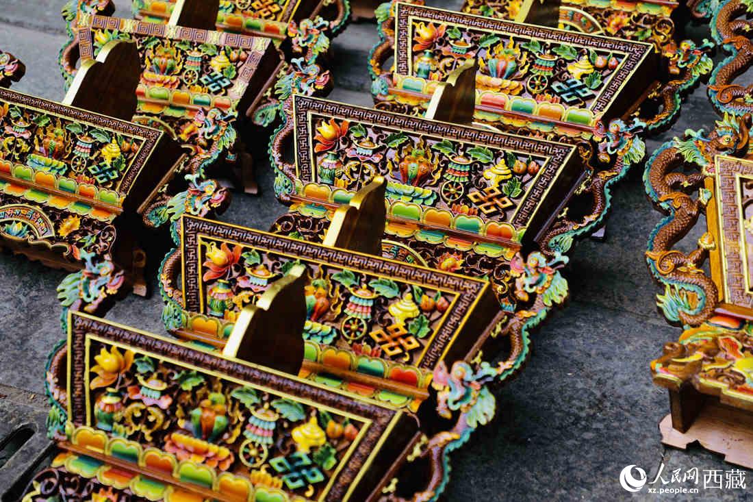 年貨市場(chǎng)上的切瑪盒。（切瑪盒是藏歷新年吉祥物，是在精制斗型木盒中用隔板分開(kāi)，分別盛入炒麥粒和糌粑，插上“仔卓”，象征著人壽年豐、吉祥如意。）人民網(wǎng) 次仁羅布攝