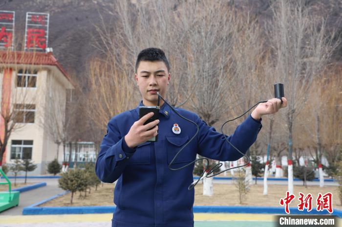 西藏：森林消防為“千里眼”“順風耳”續(xù)航