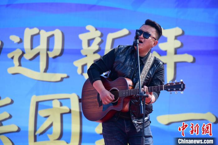 圖為文藝匯演現(xiàn)場。　貢嘎來松 攝