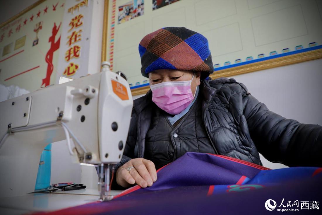 農牧民專業(yè)合作社里的村民正在制作門簾。人民網(wǎng) 次仁羅布攝