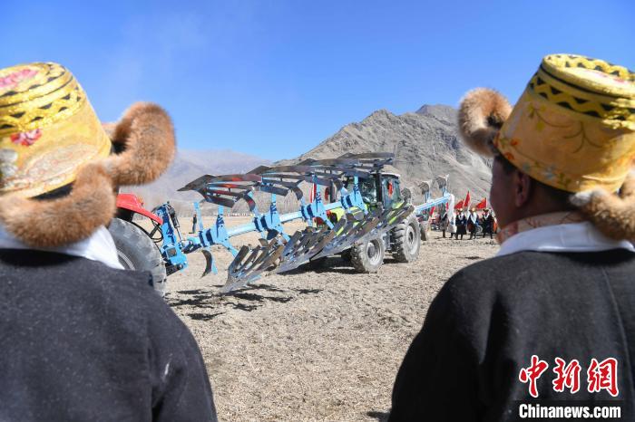 圖為拉薩市曲水縣茶巴朗村春耕儀式現場。　貢嘎來松 攝