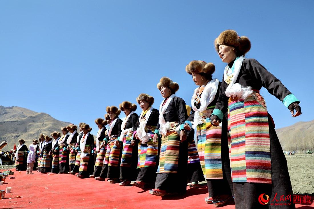 儀式結束后，農田上仍洋溢著喜慶氣氛，村民們邊唱邊跳起了鍋莊舞。人民網 次仁羅布攝