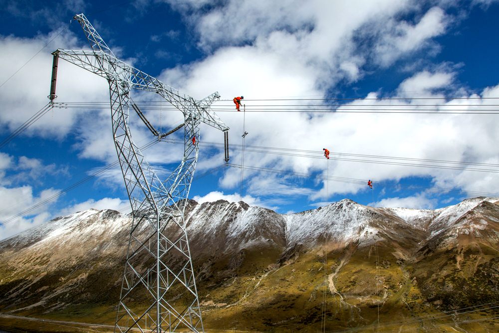 藏中聯網工程建設，銀線上的“舞者” 。盧忠東攝