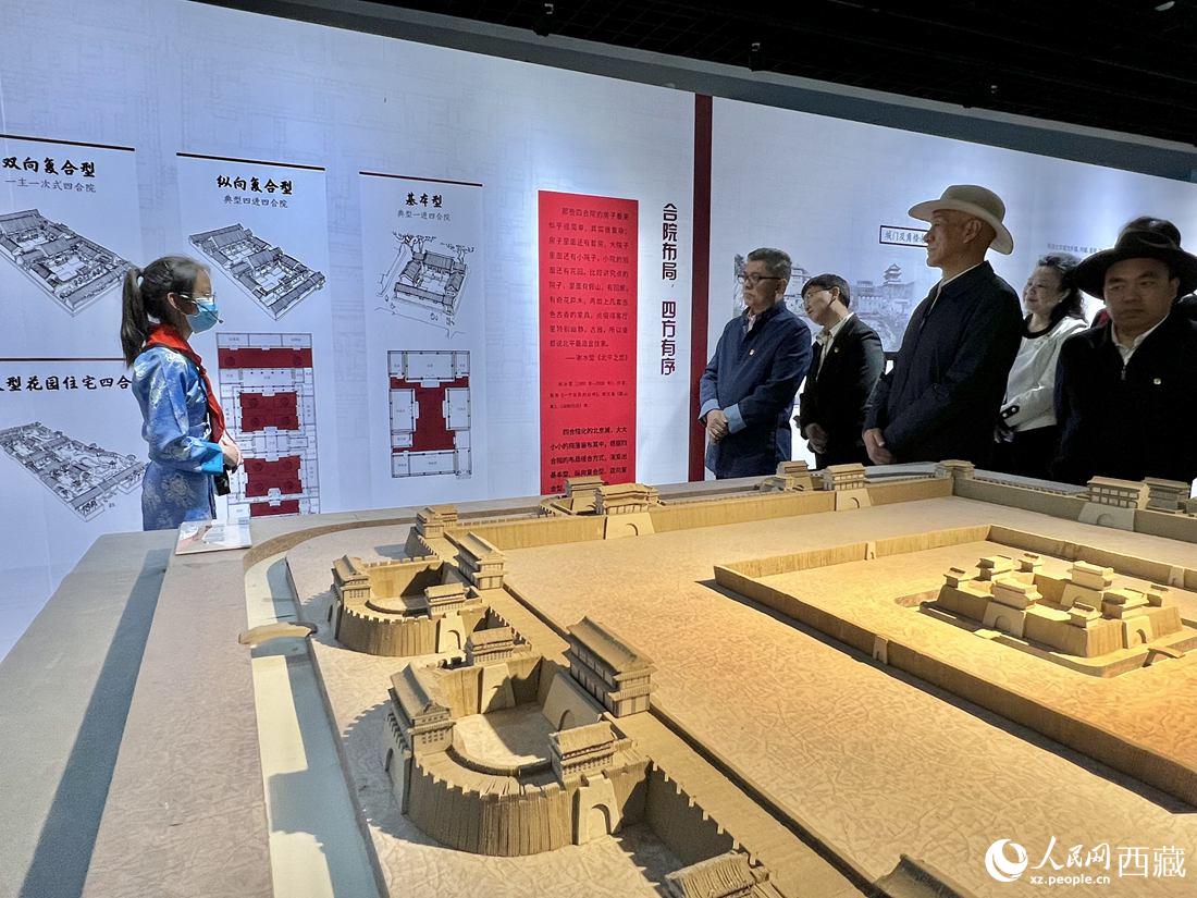 參觀人員認真聆聽講解員的解說。人民網 次仁羅布攝