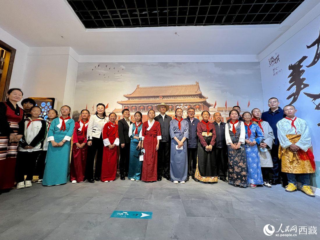 合影留念。人民網 次仁羅布攝