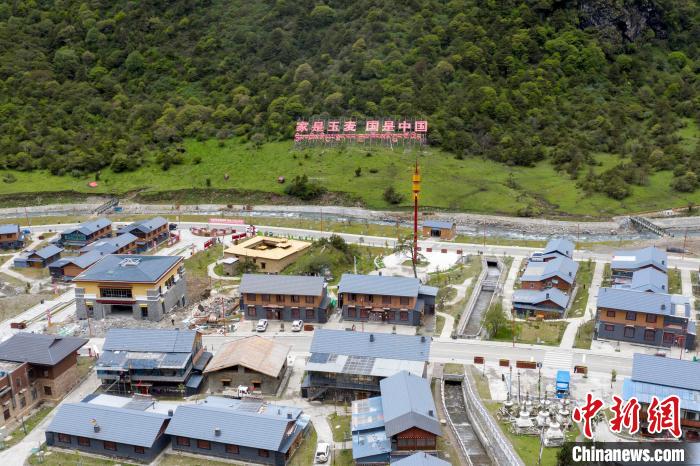 “家是玉麥 國是中國”的大字豎立在玉麥鄉旁的山腳上?！钊A峰 攝