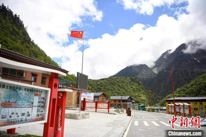 玉麥鄉內道路變成了硬化路。　楊華峰 攝