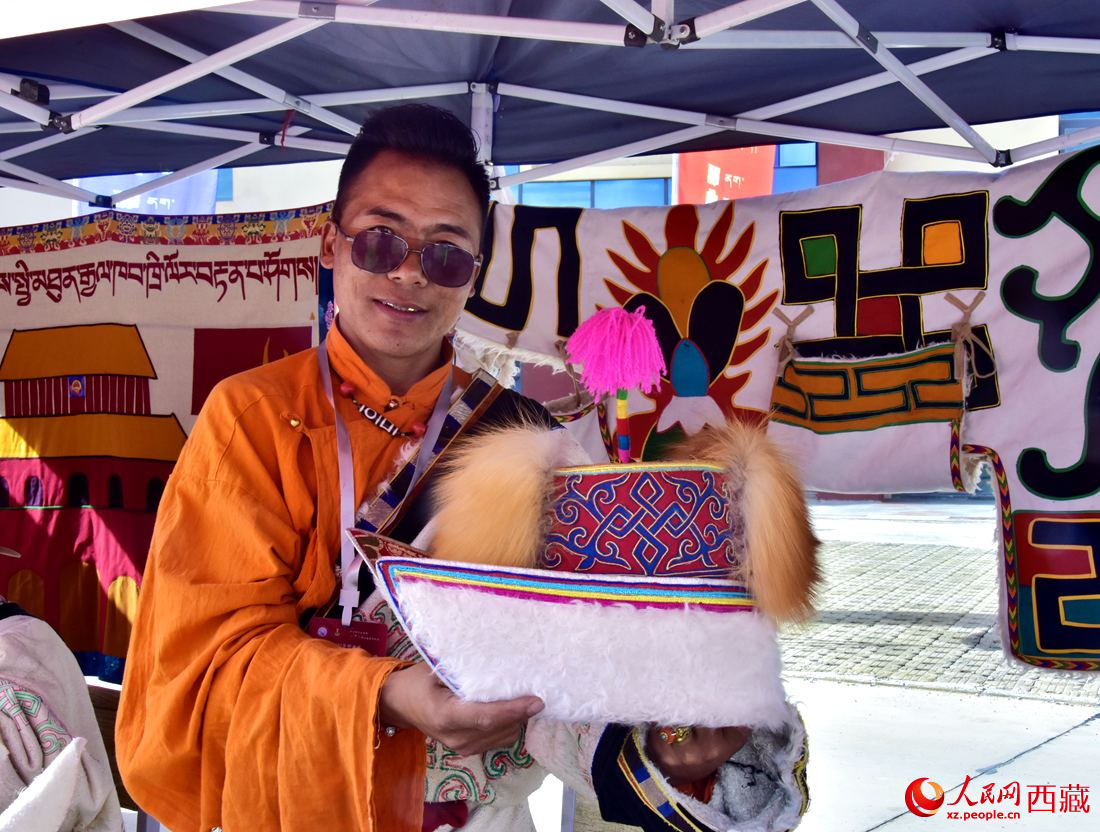 牧民展示手工作品。 人民網 李海霞攝