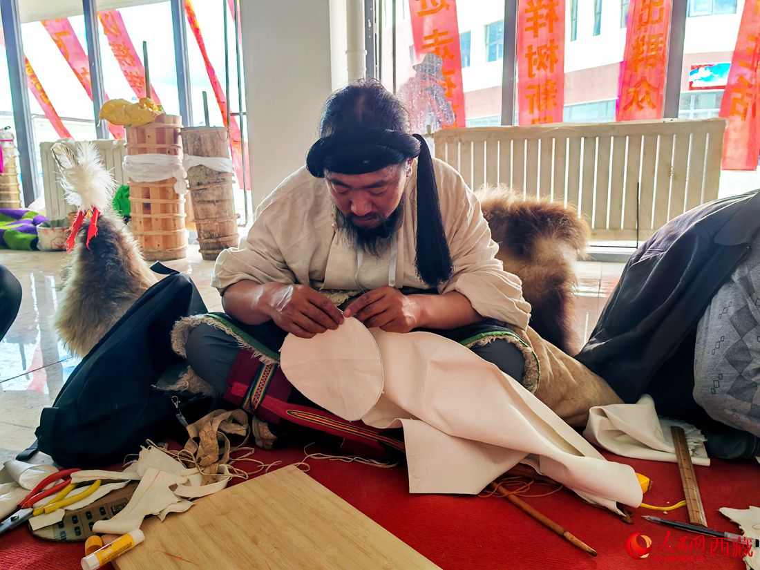 草原漢子變身裁縫。人民網 李海霞攝