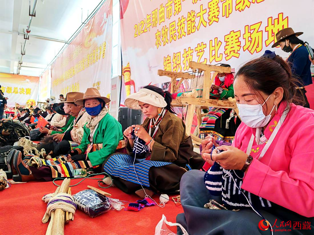 草原姑娘們編織技能大比拼。人民網 李海霞攝
