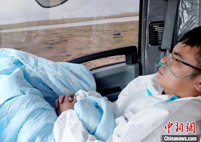 從咸陽開始到拉薩，閆光宇和朋友吃住均不離車。　鄭朋 攝