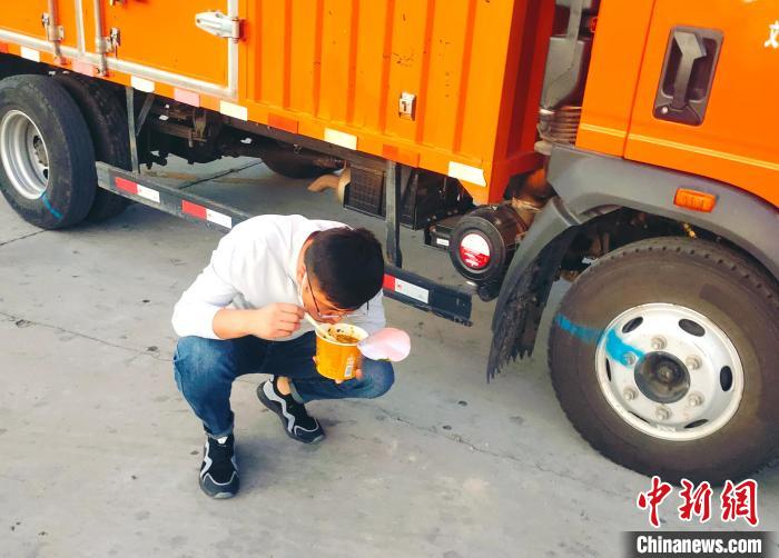 由于沿路疫情原因，閆光宇和朋友只能在服務區簡餐?！∴嵟?攝