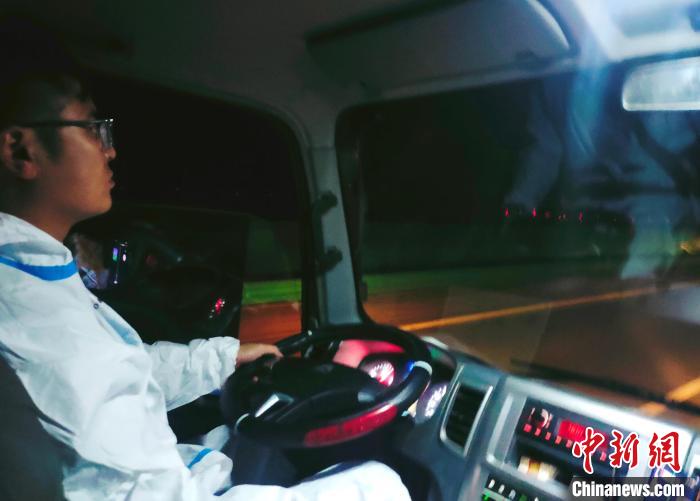 星夜疾馳，只為讓防疫物資早日抵達西藏。　鄭朋 攝