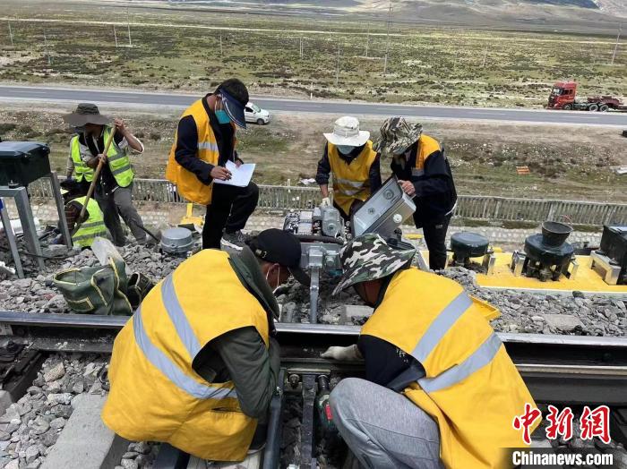 圖為青藏鐵路基礎設施“升級換代”施工現場。　現場作業人員供圖