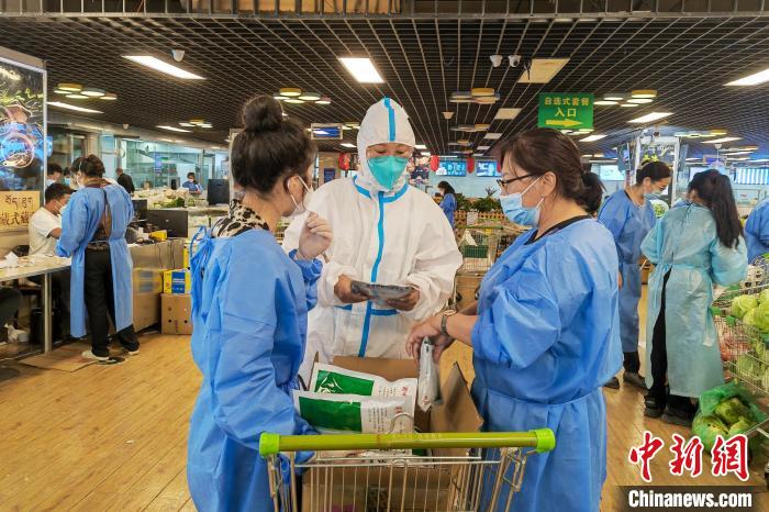 圖為疫情期間，西藏格拉丹東超市調配物資，保障市場供應。　受訪者供圖