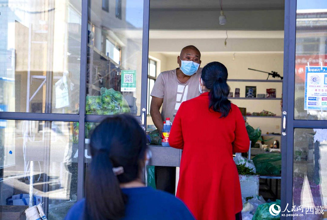 市民們有序排隊購買早餐。人民網 次仁羅布攝