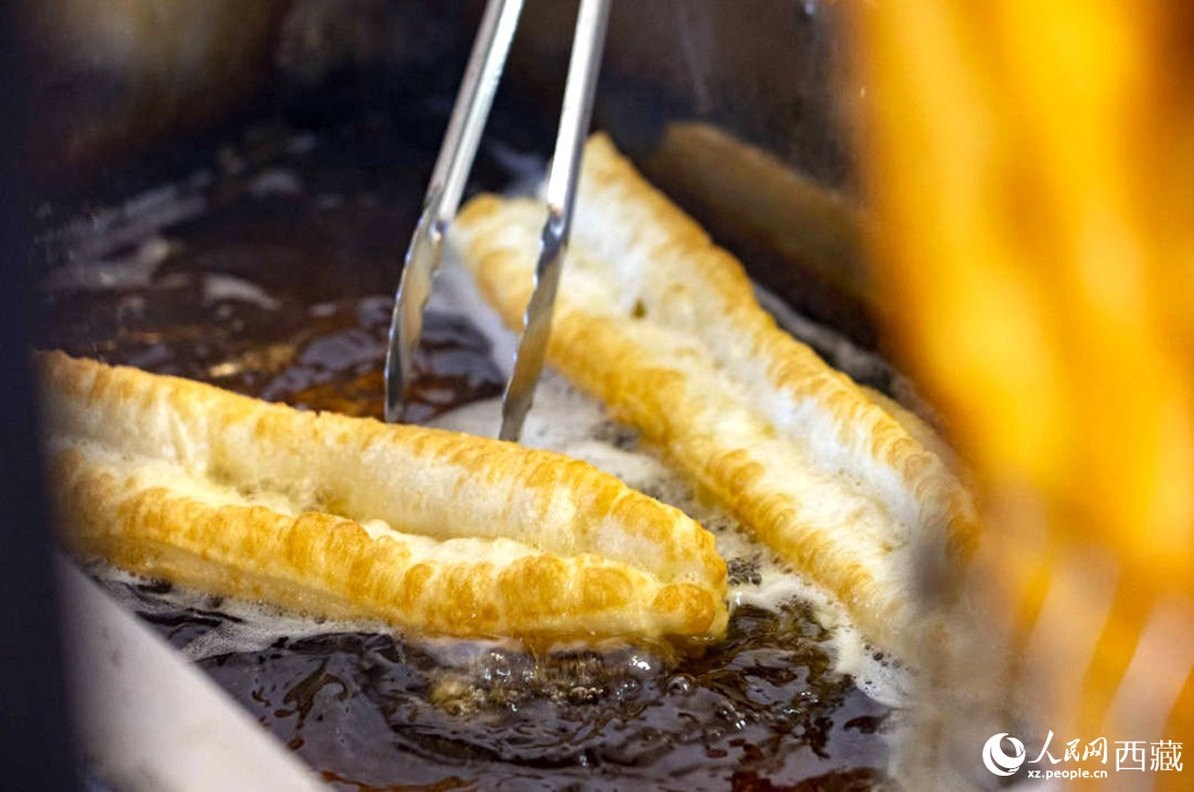 熱氣騰騰的油條。人民網 次仁羅布攝