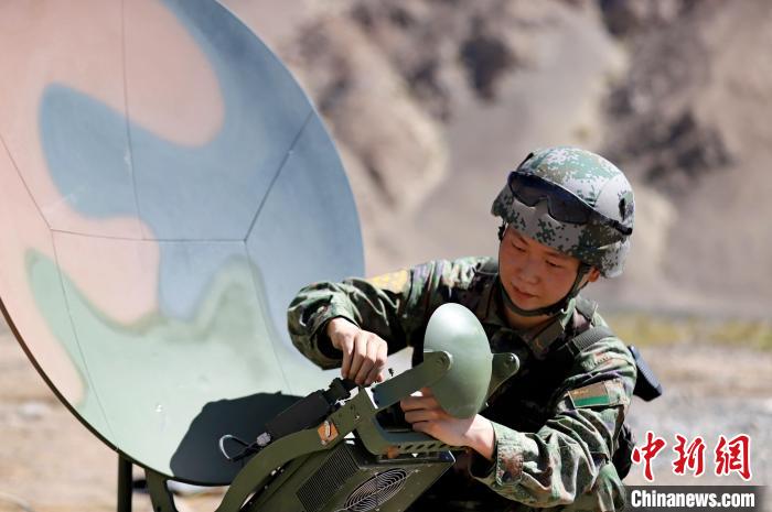 圖為官兵進行衛星通訊架設。　 鄒寧寧 攝