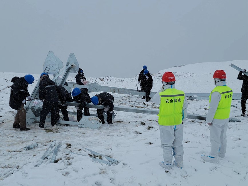9月13日，電力施工人員正在對(duì)改造工器具進(jìn)行清點(diǎn)和組裝。秦鐘攝