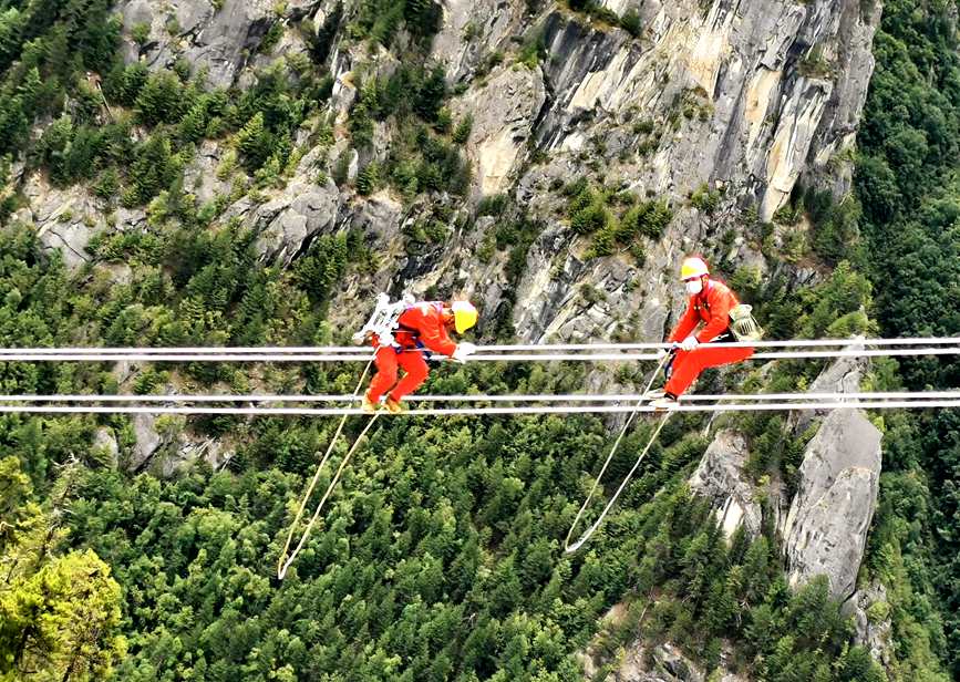 9月15日，電力檢修人員開(kāi)展左波線(xiàn)米堆冰川段導(dǎo)線(xiàn)扭絞處理走線(xiàn)作業(yè)。旦尼攝
