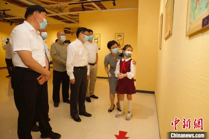 圖為與會嘉賓與入選畫作的“小作者”們一同觀展?！≈袊貙W研究中心供圖