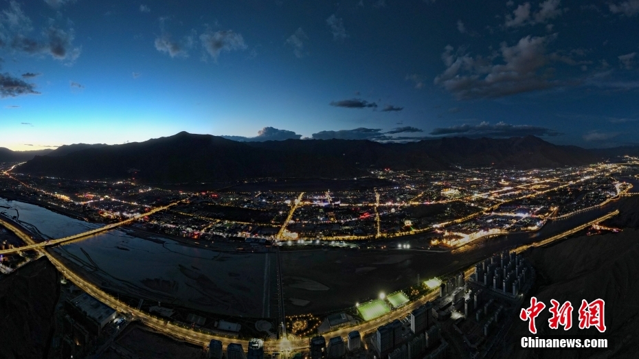 資料圖為2020年6月10日,拉薩城市入夜,燈光點(diǎn)亮高原古城夜色。(無(wú)人機(jī)畫面) <a target='_blank' href='/'><p align=
