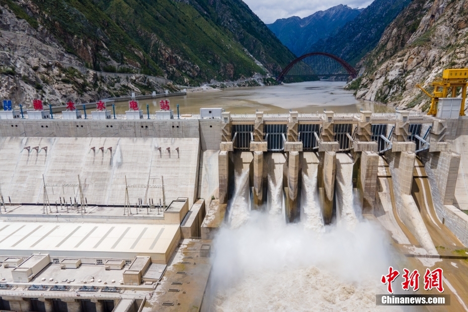 資料圖為2021年8月7日,西藏山南雅魯藏布江上的藏木水電站。(無(wú)人機(jī)畫面) <a target='_blank' href='/'><p align=