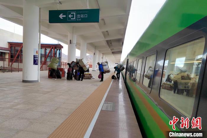 乘客乘復工專列抵達日喀則。　拉薩車務段 供圖