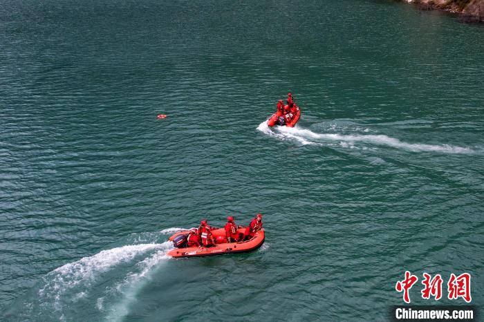 消防員操作舟艇進行s型繞標?！『罱?攝