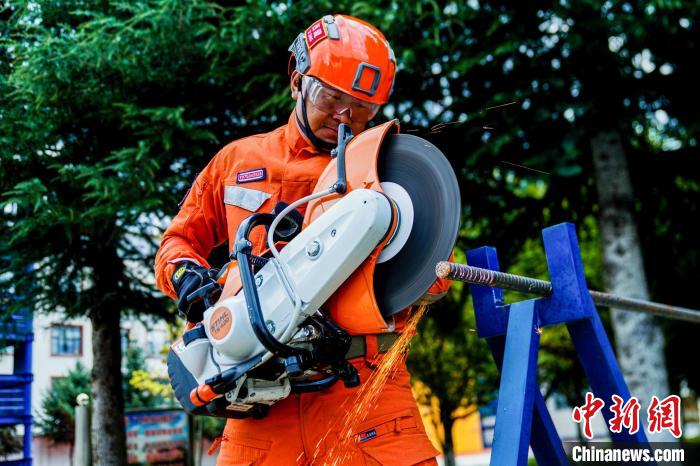 西藏林芝森林消防年度綜合救援技能大練兵活動現場。　侯杰 攝