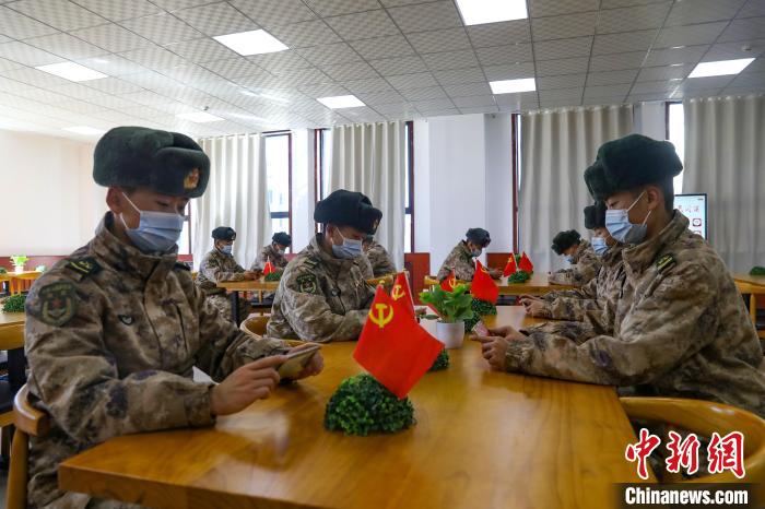 圖為阿里軍分區(qū)某邊防團(tuán)組織官兵通過手機(jī)收聽收看二十大開幕盛況。　劉曉東供圖