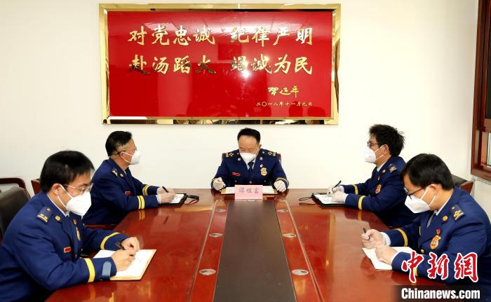 圖為西藏森林消防總隊(duì)在二十大開幕會(huì)結(jié)束后組織學(xué)習(xí)討論。　西藏森林消防總隊(duì)供圖