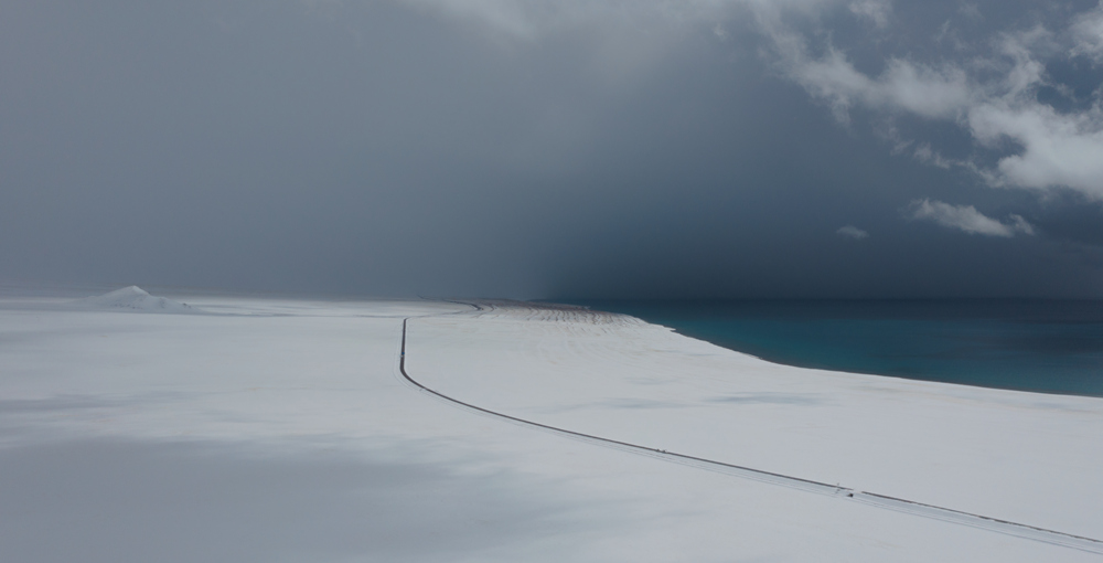西藏阿里地區改則縣迎來初雪，銀裝素裹，美如畫卷。