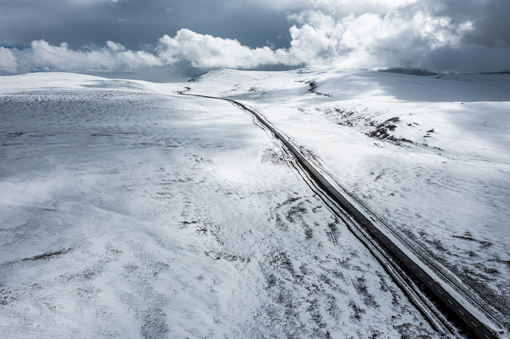 西藏阿里地區改則縣迎來初雪，銀裝素裹，美如畫卷。