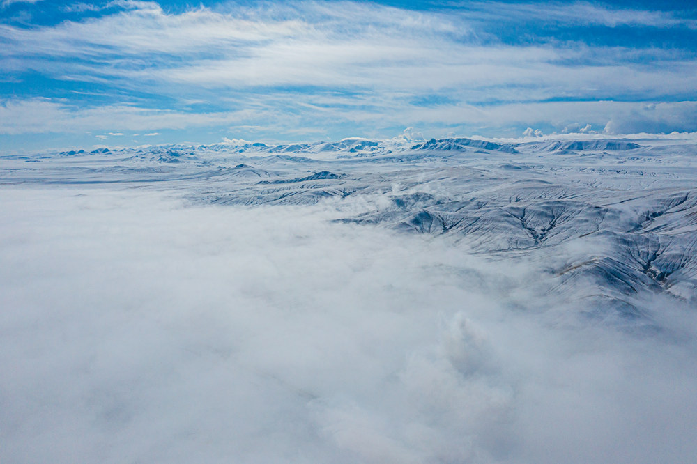 西藏阿里地區改則縣迎來初雪，銀裝素裹，美如畫卷。
