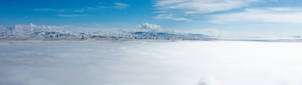 西藏阿里地區改則縣迎來初雪，銀裝素裹，美如畫卷。