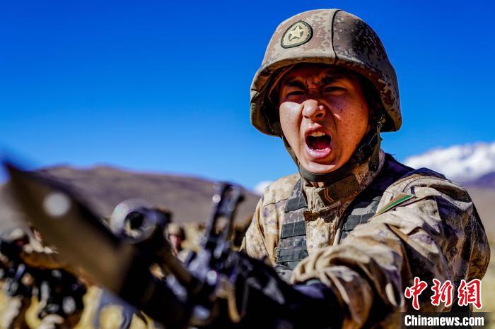 官兵正在進行刺殺操訓練。　西藏山南軍分區(qū)某團供圖