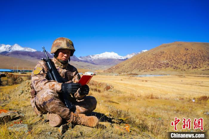 戰(zhàn)士正在品讀該團制作下發(fā)的二十大報告內(nèi)容匯編“口袋書” ?！∥鞑厣侥宪姺謪^(qū)某團供圖