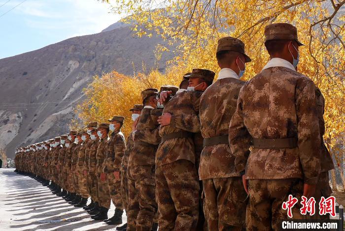 圖為什布奇邊防連退伍老兵與戰友相擁而泣，依依惜別?！⌒觳?攝