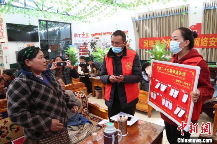 圖為瓊結縣村民參與問答。　倫珠澤仁 攝