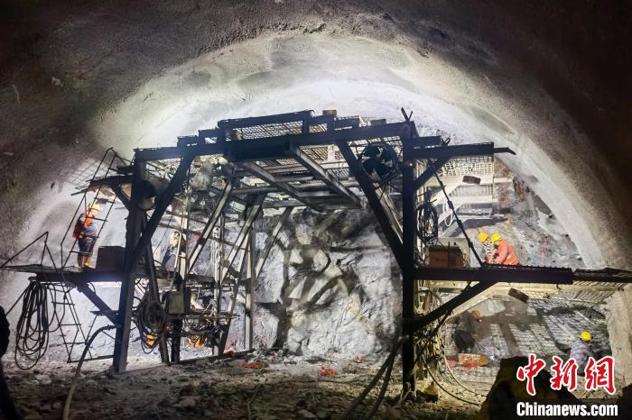 資料圖為隧道施工掘進過程中。　西藏自治區交通運輸廳 供圖